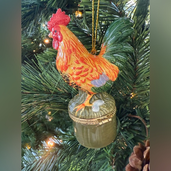 Porcelain Rooster hidden treasure hinged trinket box ornament - Picture 2 of 5